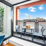 Luxe City Centre Apartment - 2 Bedroom - Secure Parking - Balcony - Top Rated -11A