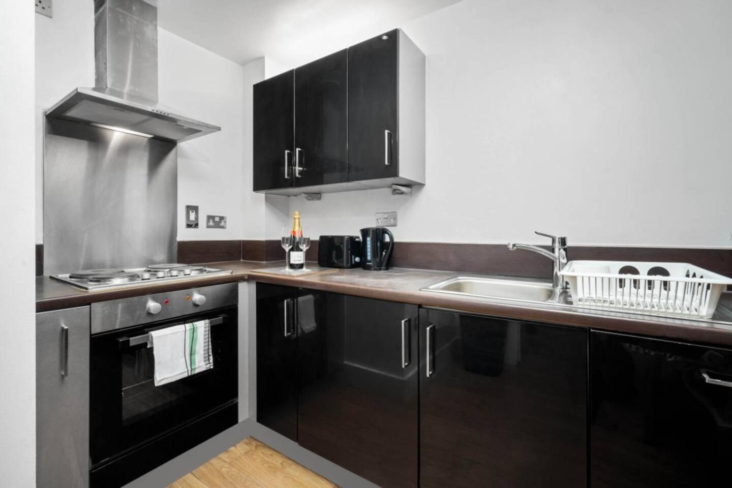 Luxe Centre - 2 Bedroom - Secure Parking - Balcony - Rated -11a *